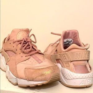 Nike Women’s Huarache Sneakers - Rose Gold